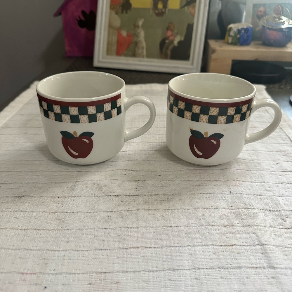 Set of 2 Vintage Betty Crocker Country Inn Collection Apple Checkerboard Mugs
